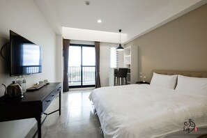 Doppia Gallery, 1 letto king, balcone, fronte mare | 1 camera, biancheria da letto di alta qualità, minibar, una scrivania