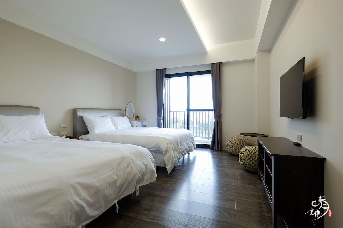 Comfort vierpersoonskamer, 2 queensize bedden, balkon, uitzicht op zee | 1 slaapkamer, luxe beddengoed, een minibar, een bureau