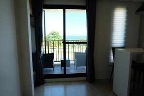 Kamar Double Galeri, 1 Tempat Tidur King, balkon, menghadap laut | 1 kamar tidur, seprai premium, minibar, dan meja kerja