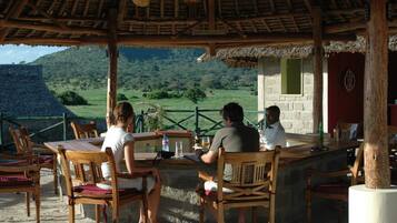 Phục vụ bữa sáng, bữa trưa, bữa tối, món địa phương và quốc tế