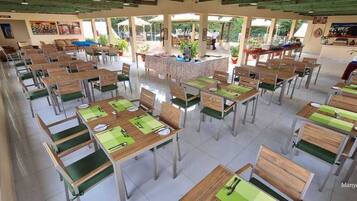 Breakfast, lunch, dinner served; local and international cuisine