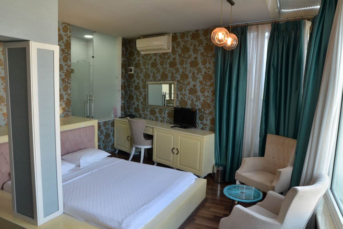 Een minibar, een kluis op de kamer, een bureau, geluiddichte muren