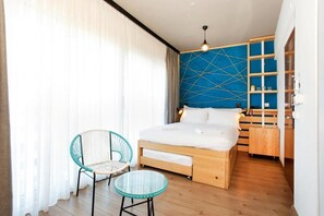 Habitación, vista al mar | Minibar, caja de seguridad en la habitación y escritorio