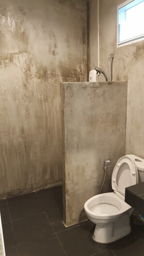 Double Room | 浴室 | 淋浴设施、免费洗浴用品、毛巾