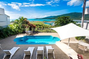 2 outdoor pools, open 7 AM to 9 PM, pool umbrellas, sun loungers - Ocean Views 49A (Airlie Beach)
