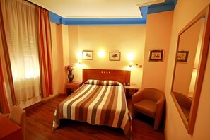 Coffres-forts dans les chambres, fer et planche à repasser