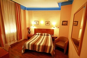 Coffres-forts dans les chambres, fer et planche à repasser