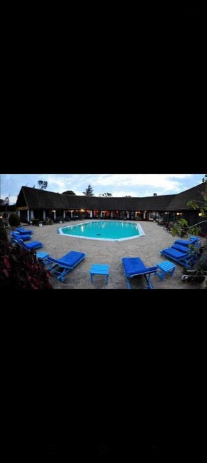 Outdoor pool - Naro Moru River Lodge (Naro Moru)