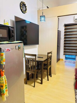 Comfort-Apartment, 1 Schlafzimmer, Balkon | Essbereich im Zimmer