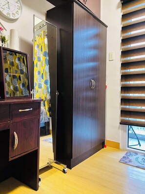 Apartamento Confort, 1 habitación, balcón | 1 dormitorio, caja fuerte, escritorio
