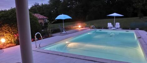 Piscine extérieure, parasols de plage