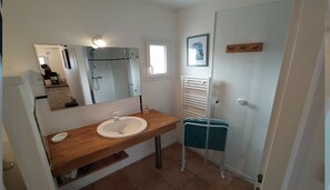 Economy huis, 2 tweepersoonsbedden, toegang tot zwembad | Badkamer | Een douche, gratis toiletartikelen, een haardroger, handdoeken