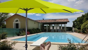 Outdoor pool, open 9 AM to 10 PM, pool umbrellas - Gîtes La Bakénia (Villeneuve-sur-Lot)