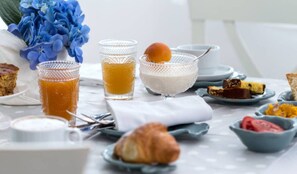 Phục vụ bữa trưa và bữa tối