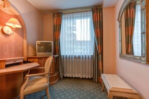 Een bureau, geluiddichte muren, gratis wifi, beddengoed
