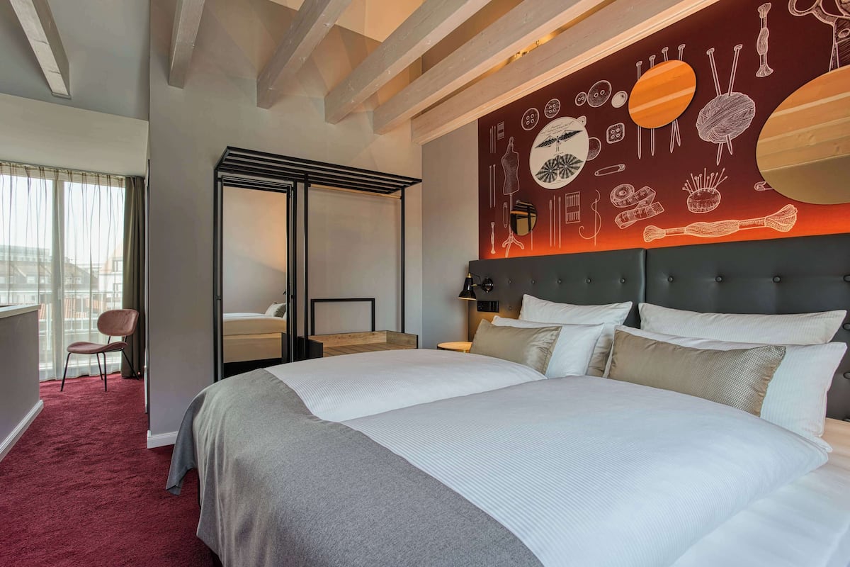 Escritorio, insonorización, wifi gratis y ropa de cama