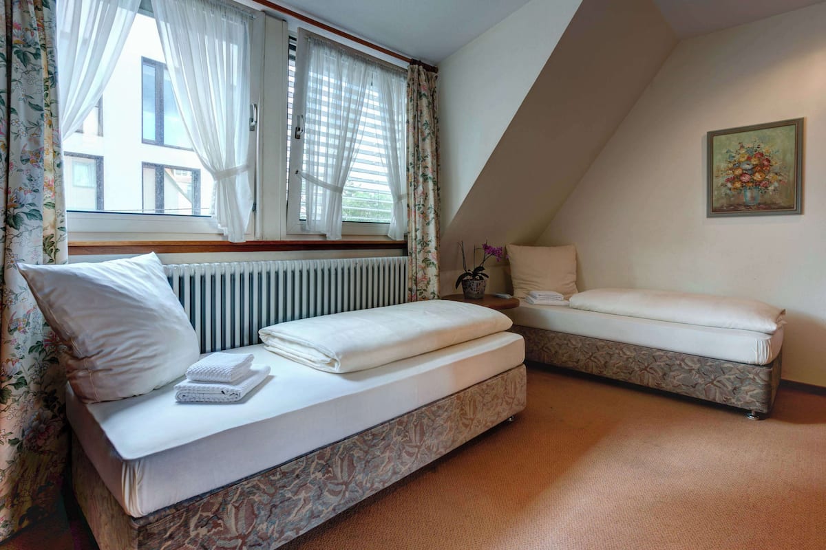 Desk, soundproofing, free WiFi, bed sheets