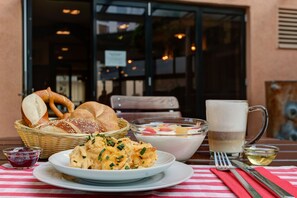 Desayuno buffet todos los días (con cargo)