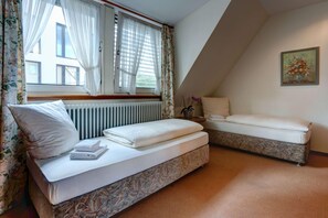 Escritorio, sistema de insonorización, wifi gratis y ropa de cama 