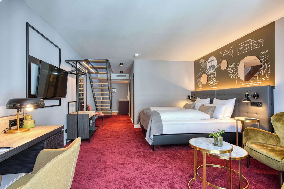 Escritorio, insonorización, wifi gratis y ropa de cama