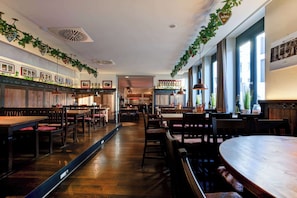 Petit déjeuner buffet (14.90 EUR par personne)