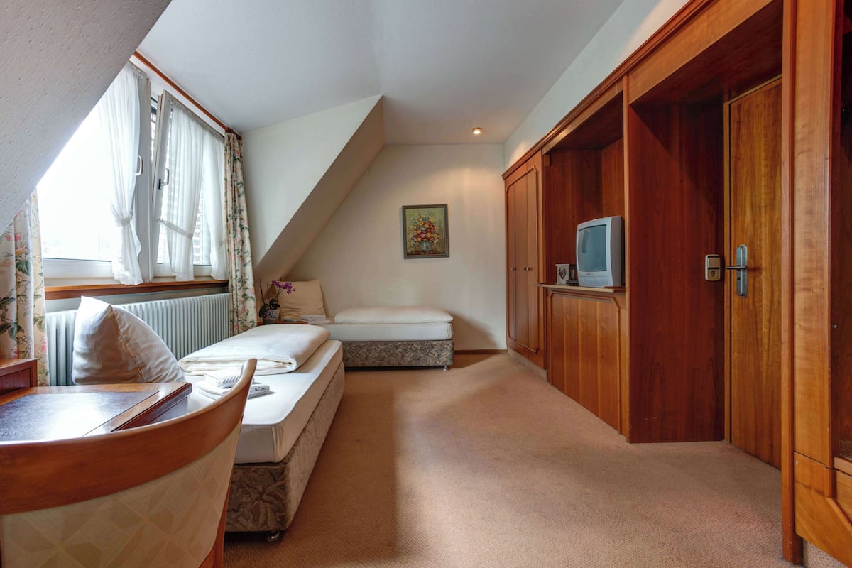 Escritorio, insonorización, wifi gratis y ropa de cama