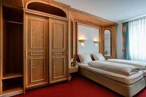 Een bureau, geluiddichte muren, gratis wifi, beddengoed