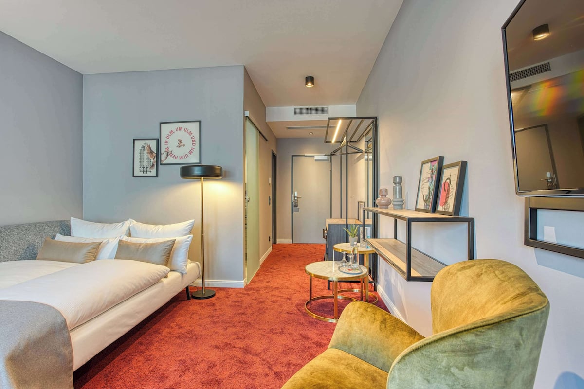 Escritorio, insonorización, wifi gratis y ropa de cama