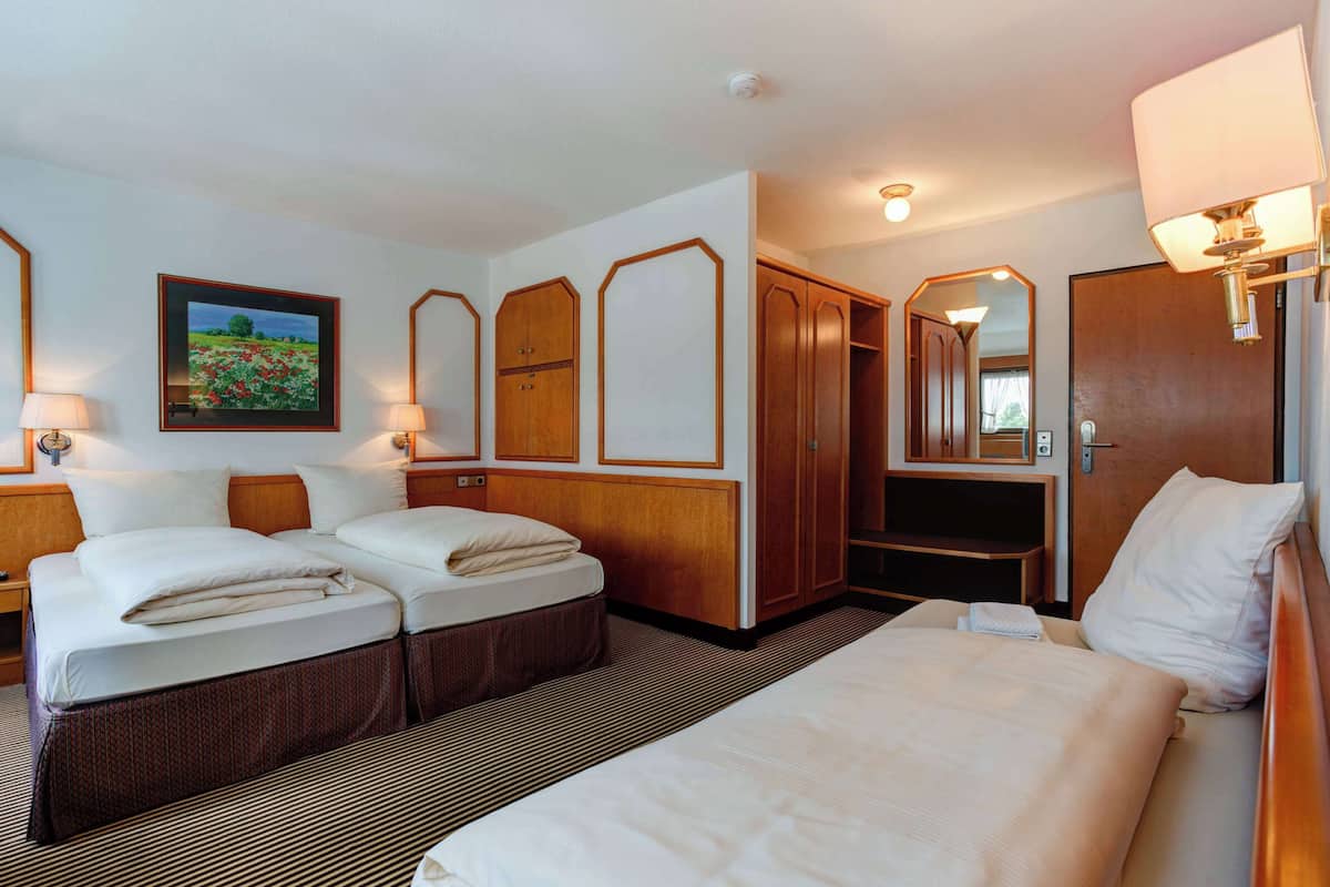 Escritorio, insonorización, wifi gratis y ropa de cama