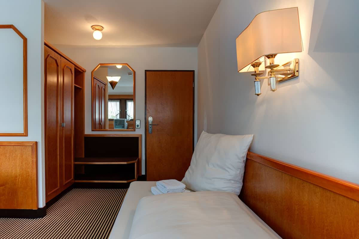 Desk, soundproofing, free WiFi, bed sheets