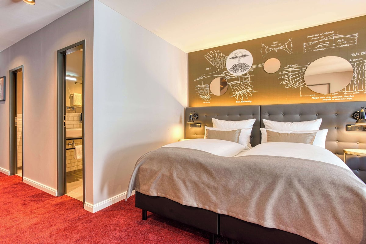 Escritorio, insonorización, wifi gratis y ropa de cama