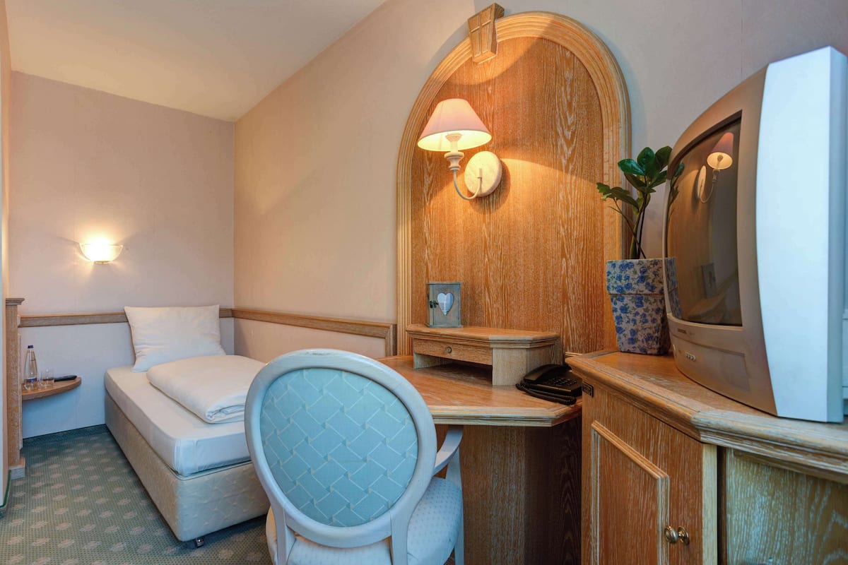 Escritorio, insonorización, wifi gratis y ropa de cama