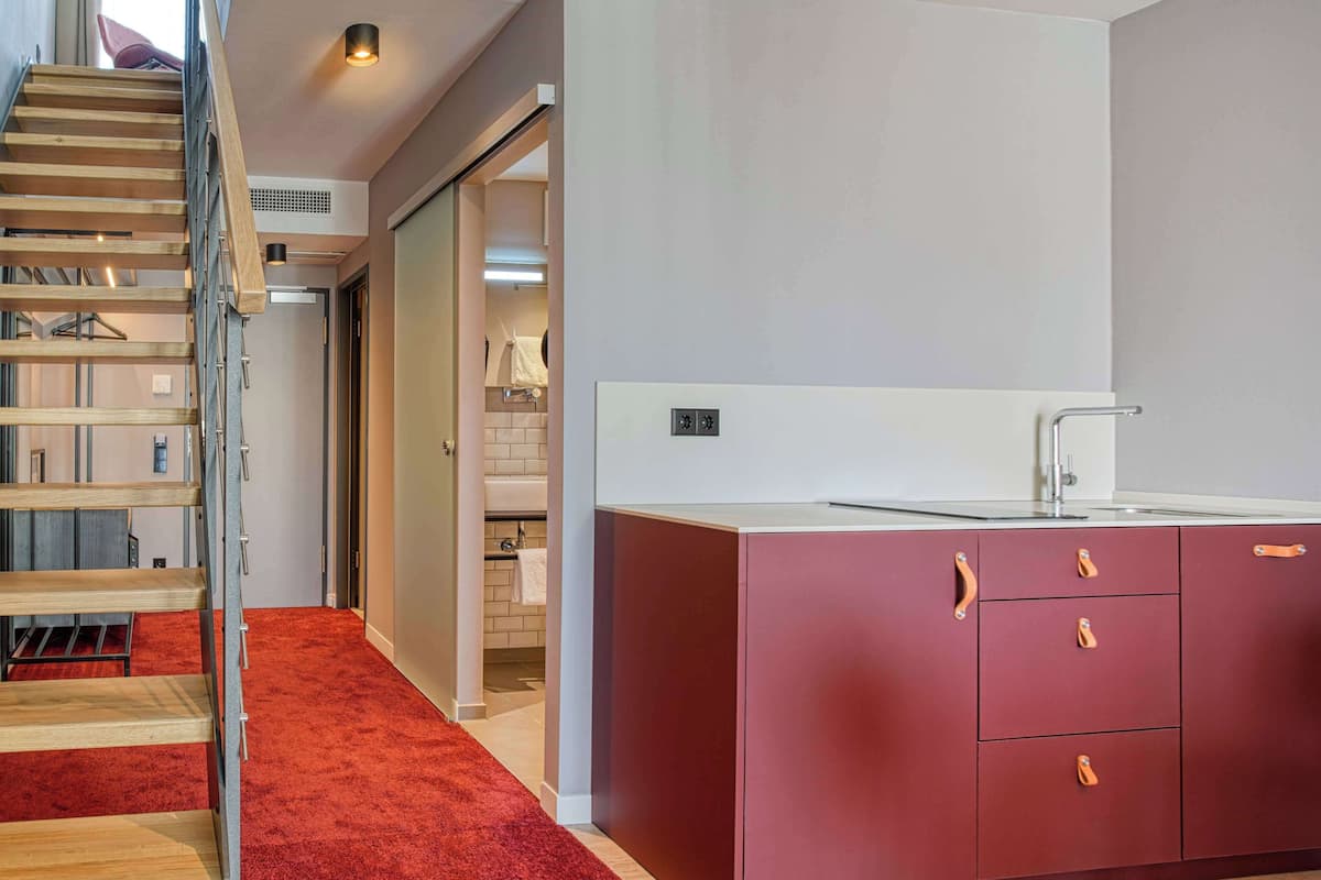 Escritorio, insonorización, wifi gratis y ropa de cama