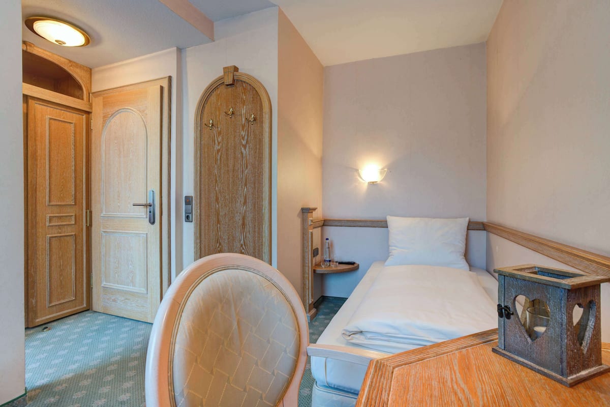 Escritorio, insonorización, wifi gratis y ropa de cama