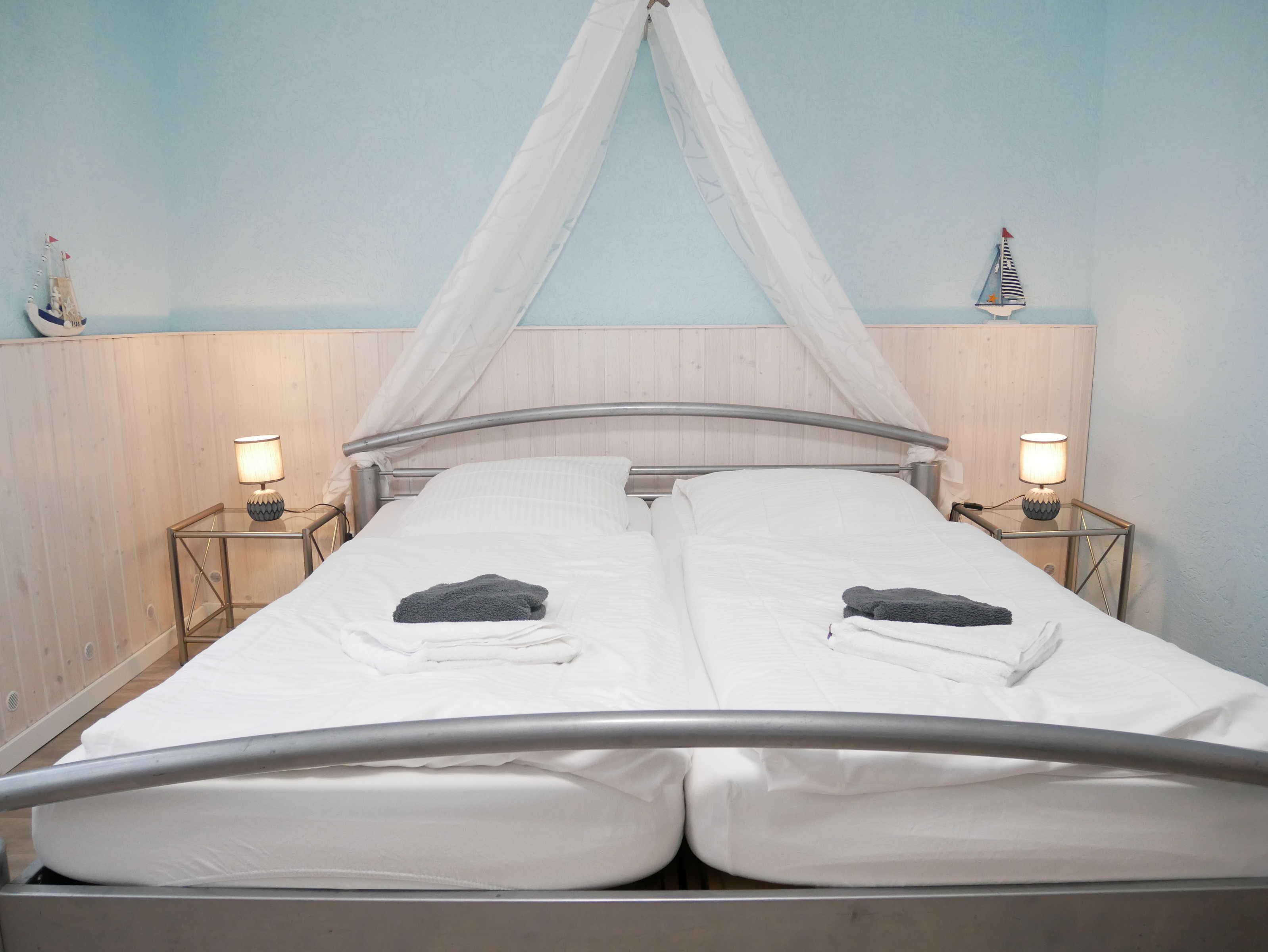 1 habitación, cuna de viaje y ropa de cama 