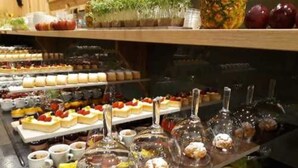 A buffet with various food items and beverages. - Molaris Lodge (Rio di Pusteria)