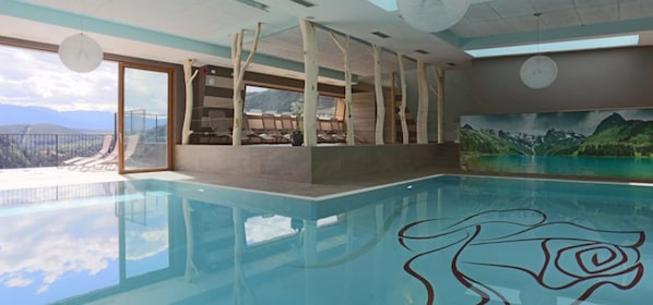 Een binnenzwembad, een seizoensgebonden buitenzwembad