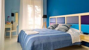 A bedroom with a bed, a desk, a chair, and a lamp. - Casa Italia (Verona)