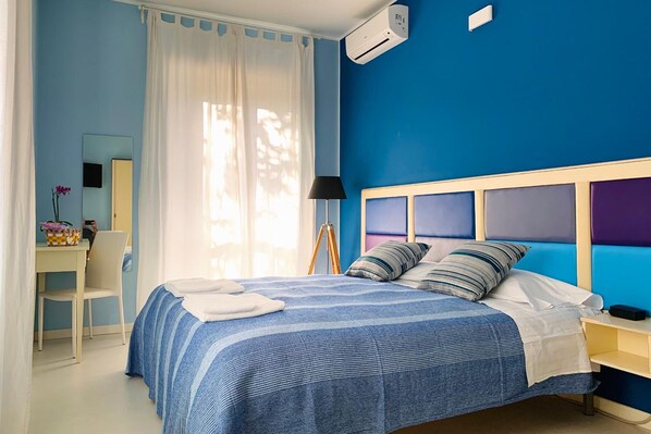 Työpöytä, ilmainen Wi-Fi, vuodevaatteet