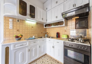 Apartamento | Cozinha privada | Geladeira grande, micro-ondas, fogão, cooktop