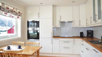 Een koelkast, een kookplaat, een vaatwasser