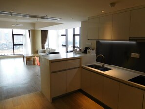 Kühlschrank, Wasserkocher mit Kaffee-/Teezubehör, Wasserkocher