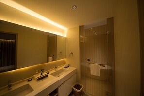 Deluxe-Suite, Balkon | Badezimmer | Kostenlose Toilettenartikel, Haartrockner, Hausschuhe