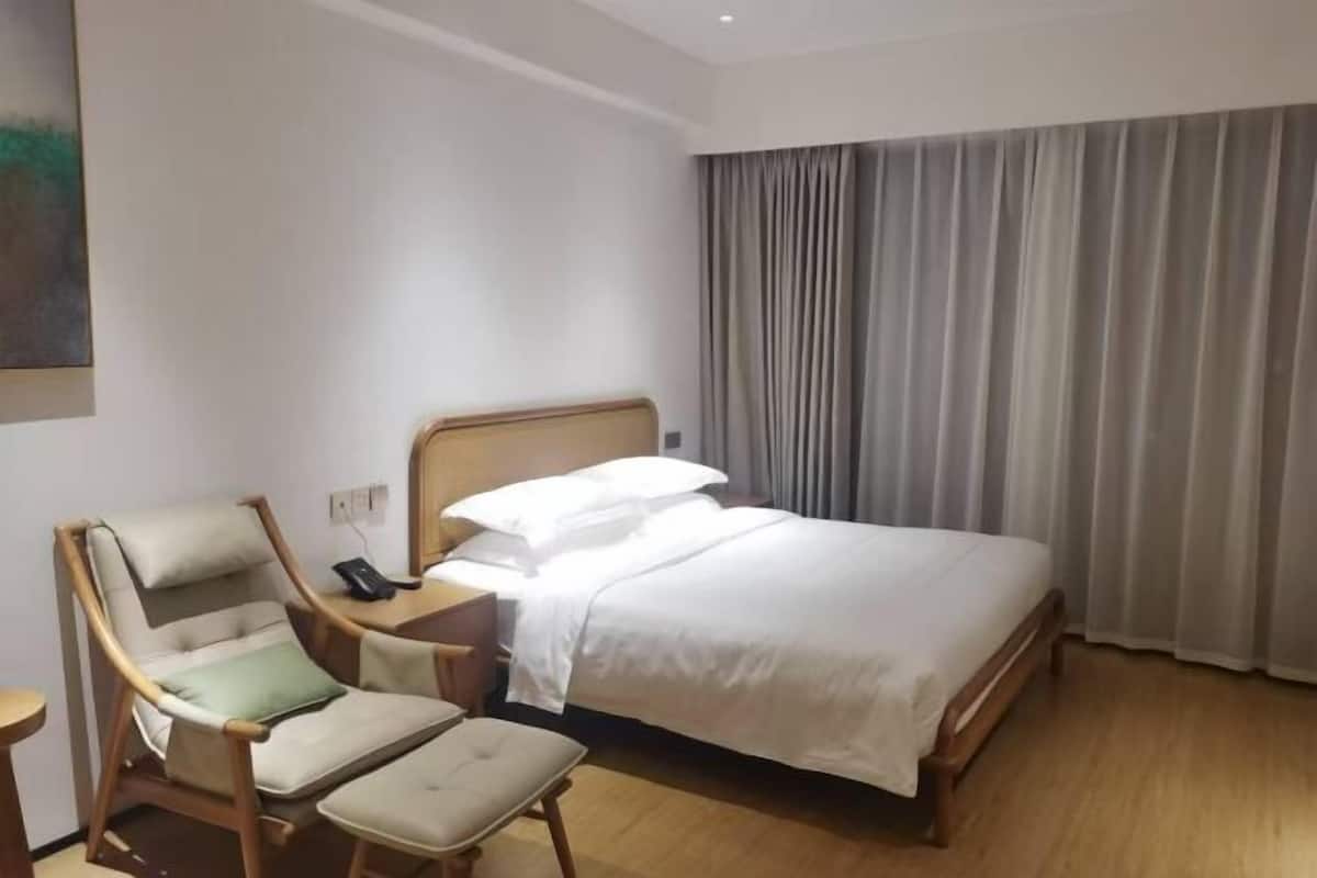 Een kluis op de kamer, een bureau, verduisterende gordijnen, gratis wifi