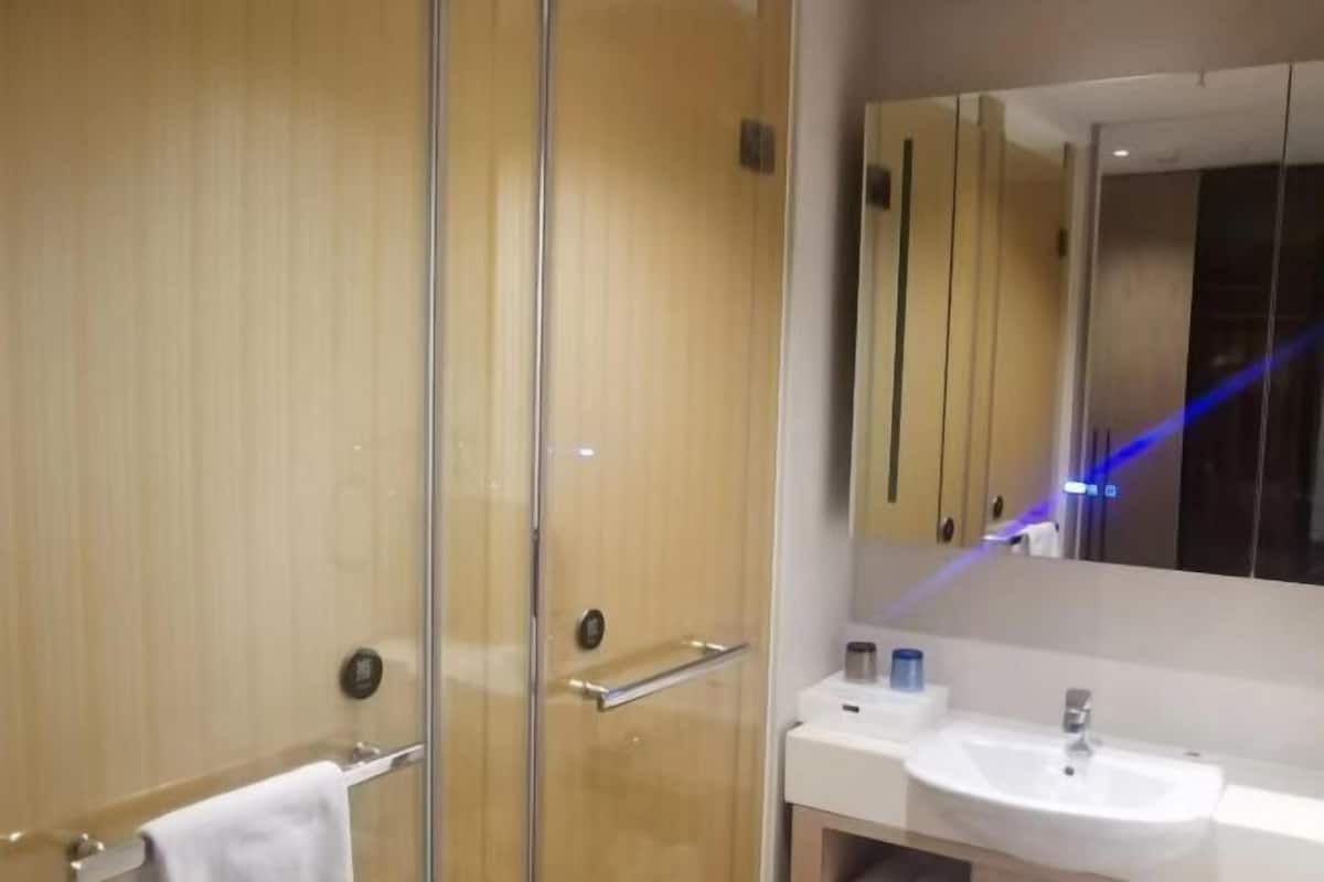 Caixa forta a l'habitació, escriptori, cortines opaques i wifi gratuïta