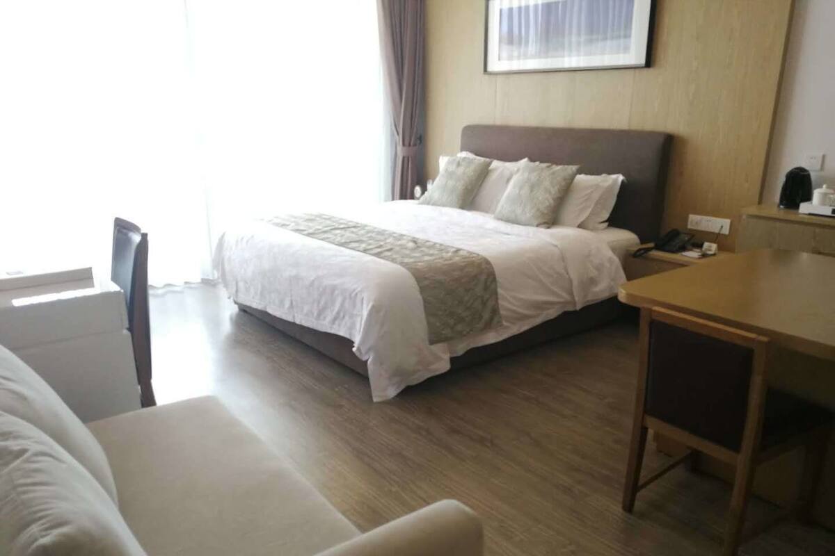 Ein Hotelzimmer mit einem Bett, einem Schreibtisch und einem Stuhl.