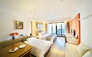 Une chambre d’hôtel avec deux lits, un bureau avec une chaise, un canapé, une table à manger avec des assiettes et une grande fenêtre avec des rideaux.