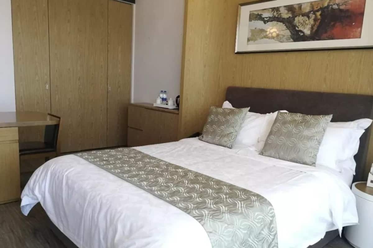 Deluxe tweepersoonskamer, balkon | Een kluis op de kamer, een bureau, verduisterende gordijnen, gratis wifi
