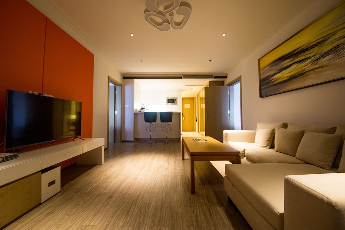 Business suite, balkon | Een kluis op de kamer, een bureau, verduisterende gordijnen, gratis wifi
