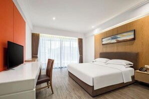 Safe på rommet, skrivebord, blendingsgardiner og wi-fi (inkludert)